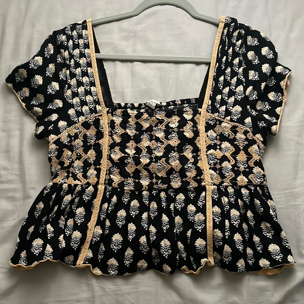 black detailed cropped top